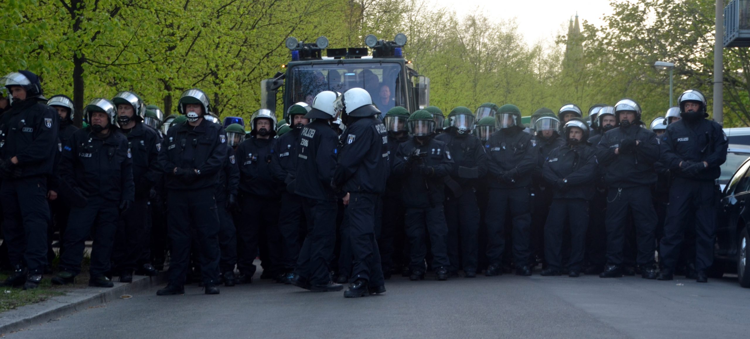 Cops in Riotausrüstung bilden eine Mauer