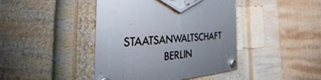 Wappen der Staatsanwaltschaft Berlin auf einem silbernen Schild